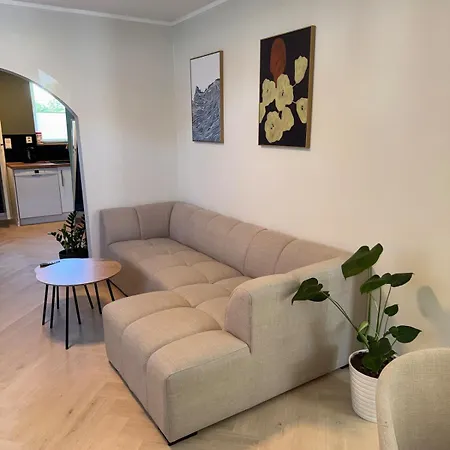 4 Bedroom Modern - Central!